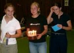 Laura, Vali und Cora schenken Lars einen Kuchen
